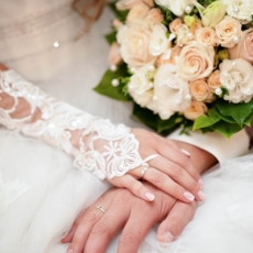 cream-flowers-wedding-bouquet