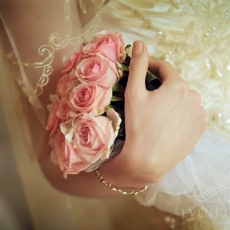 pink-roses-wedding-bouquet-in-prague