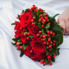 red-roses-hypericum-wedding-bouquet_bride