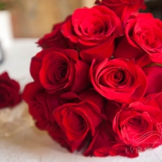 red-roses-wedding-bouquet-in-prague