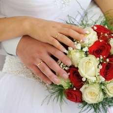 red-white-wedding-bouquet