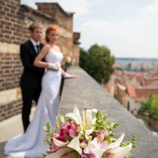 white-pink-mixed-flowers-wedding-bouquet
