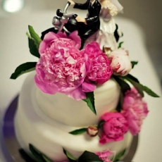 white-pink-wedding-cake