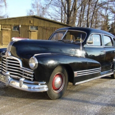 Wedding-car-in-Prague-Pontiac-1946-historical-to-rent