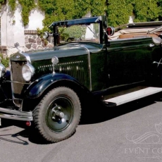 Wedding-car-in-Prague-skoda-430-1930-historic-auto