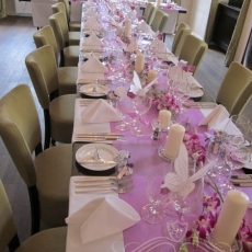 purple-light-simple-wedding-decor-prague