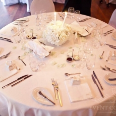 white-fancy-roses-decor-round-tables-the-mark-hotel-prague-details