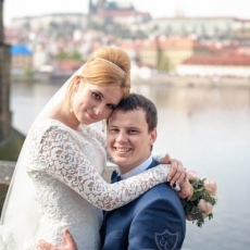 Retro-wedding-hairstyle-in-Prague