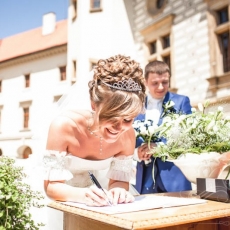 bridal-hairstyle-with-crown-in-prague