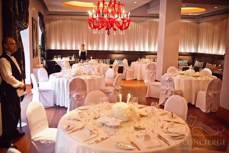 white-fancy-roses-decor-round-tables-the-mark-hotel-prague